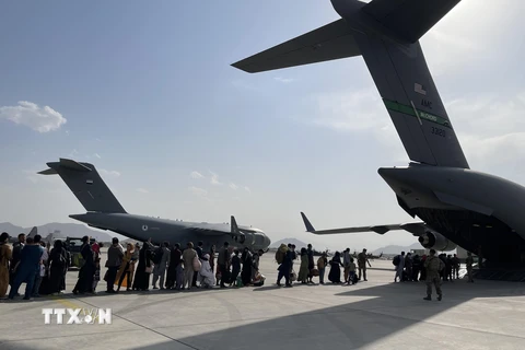 Người dân xếp hàng lên máy bay quân sự của Mỹ ở sân bay quốc tế Kabul (Afghanistan), để rời khỏi quốc gia Tây Nam Á, ngày 22/8/2021. (Ảnh: THX/TTXVN)