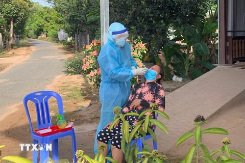 Nhân viên y tế lấy mẫu xét nghiệm sàng lọc SARS-CoV-2 cho người dân xã Quốc Thái, huyện An Phú, An Giang. (Ảnh: Thanh Sang/TTXVN)