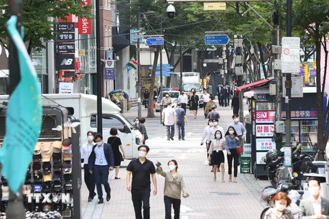 Người dân di chuyển trên đường phố tại thủ đô Seoul, Hàn Quốc. (Ảnh: Yonhap/ TTXVN)