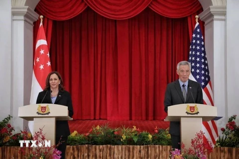 Thủ tướng Singapore Lý Hiển Long (phải) và Phó Tổng thống Mỹ Kamala Harris tại cuộc họp báo ở Singapore ngày 23/8/2021. (Ảnh: The Straits Times/TTXVN)