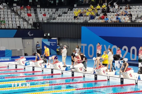 Trịnh Thị Bích Như cùng các VĐV tranh tài ở nội dung 100m ếch nữ, hạng thương tật SB5 tại Paralympic Tokyo 2020. (Ảnh: TTXVN phát)