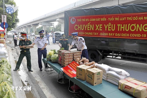 [Photo] Hà Nội: Chuyến xe chở yêu thương đến với người dân khu cách ly