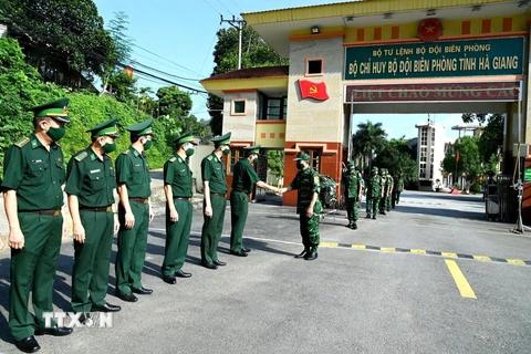 Lãnh đạo Bộ Chỉ huy Bộ đội Biên phòng tỉnh Hà Giang động viên các cán bộ quân y Bộ đội Biên phòng lên đường thực hiện nhiệm vụ phòng chống dịch COVID-19 tại các tỉnh, thành phố phía Nam. (Ảnh: TTXVN phát)