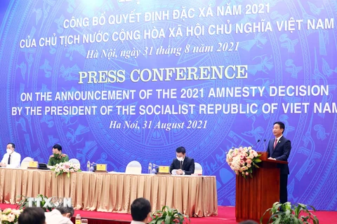 Phó Chủ nhiệm Văn phòng Chủ tịch nước Phạm Thanh Hà công bố quyết định đặc xá năm 2021 của Chủ tịch nước Cộng hòa xã hội chủ nghĩa Việt Nam. (Ảnh: Phạm Kiên/TTXVN)