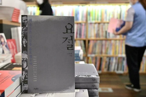 Cuốn sách có tựa đề "Chết trẻ" đã trở thành cuốn sách bán chạy nhất ở Hàn Quốc. (Nguồn: AFP)