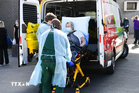Chuyển bệnh nhân COVID-19 lên xe cứu thương tại thành phố Melbourne, bang Victoria, Australia ngày 29/7/2021. (Ảnh: AFP/TTXVN)