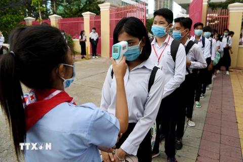Kiểm tra thân nhiệt để phòng dịch COVID-19 tại một trường học ở Phnom Penh, Campuchia, ngày 7/9/2020. (Ảnh: AFP/TTXVN)