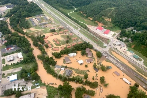 Cảnh ngập lụt tại Waverly, bang Tennessee, Mỹ ngày 21/8/2021. (Ảnh: Nashville Fire Department/TTXVN)