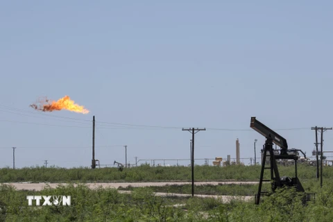 Một cơ sở khai thác dầu và khí đốt gần Odessa, Texas, Mỹ. (Ảnh: AFP/TTXVN)