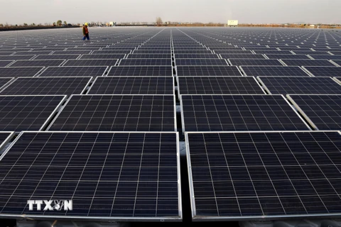 Lắp đặt những tấm pin năng lượng mặt trời tại tỉnh An Huy, Trung Quốc. (Ảnh: AFP/TTXVN)