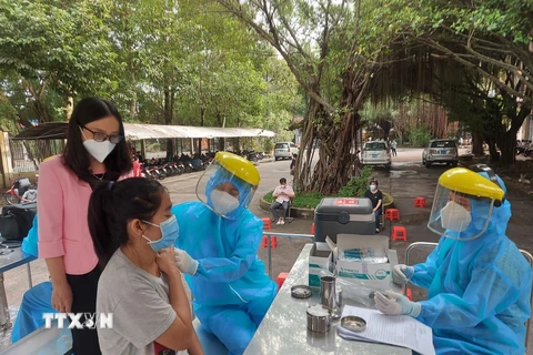 Tiêm vaccine phòng COVID-19 tại Vĩnh Long, Việt Nam. (Ảnh: Lê Thúy Hằng/TTXVN)