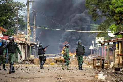 Cảnh sát Guinea tuần tra trên đường phố trong bối cảnh tình hình có nhiều biến động. (Nguồn: ghanasoccernet.com)