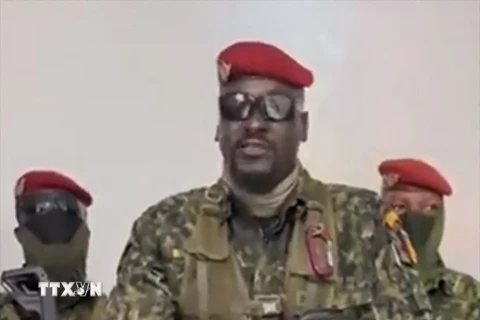 Chỉ huy lực lượng được cho là đã tiến hành vụ đảo chính, bắt giữ Tổng thống, đại tá Mamady Doumbouya, phát biểu trong đoạn băng phát sóng trên đài truyền hình nhà nước Guinea, ngày 5/9/2021. (Ảnh: AFP/TTXVN)