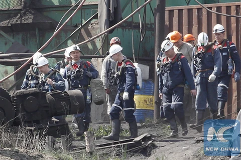 Những người thợ mỏ và lực lượng cứu hộ tại hiện trường vụ nổ khí metal ở mỏ than của công ty Skhidkarbon gần thành phố Luhansk, Ukraine ngày 26/4/2019. Ảnh minh họa. (Nguồn: Rueters)