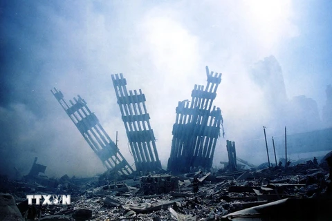 Cảnh đổ nát tại tòa Tháp đôi Trung tâm thương mại thế giới ở Manhattan, New York, Mỹ, sau vụ tấn công khủng bố ngày 11/9/2001. (Ảnh: AFP/TTXVN)