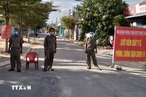Lực lượng chức năng của huyện Ninh Phước tăng cường trực chốt để kiểm soát và phòng, chống dịch bệnh. (Ảnh: Công Thử/TTXVN)