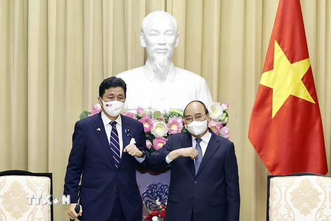 Chủ tịch nước Nguyễn Xuân Phúc và Bộ trưởng Quốc phòng Nhật Bản Kishi Nobuo. (Ảnh: Dương Giang/TTXVN)