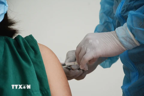 Cận cảnh tiêm vaccine phòng COVID-19 cho người dân. (Ảnh: Văn Dũng/TTXVN)