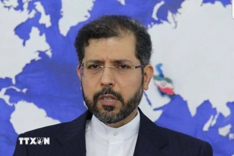 Người phát ngôn Bộ Ngoại giao Iran Saeed Khatibzadeh phát biểu trong cuộc họp báo tại Tehran. (Ảnh: IRNA/TTXVN)