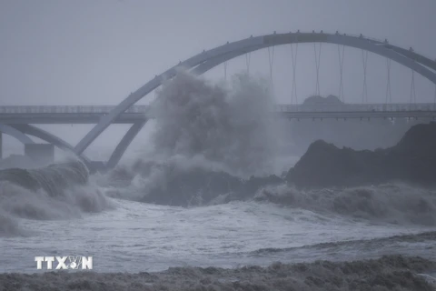 Sóng lớn ở khu vực đảo Zhoushan, tỉnh Chiết Giang khi bão Chanthu chuẩn bị đổ bộ, ngày 13/9/2021. (Ảnh: THX/TTXVN)