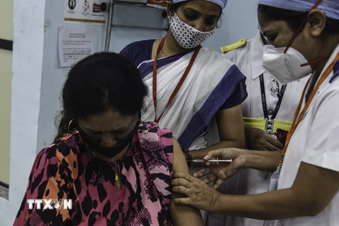 Nhân viên y tế tiêm vaccine phòng COVID-19 cho người dân tại Mumbai, Ấn Độ, ngày 16/1/2021. (Ảnh: THX/TTXVN)
