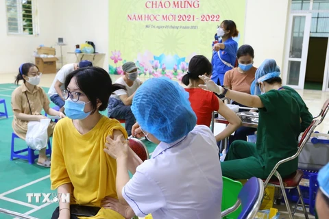 Tiêm vaccine Vero Cell (Sinopharm) mũi 1 cho người dân phường Mễ Trì, Hà Nội. (Ảnh: Hoàng Hiếu/TTXVN)