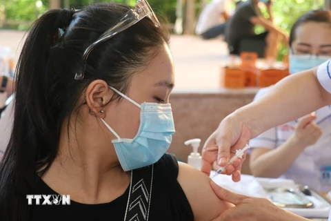 Người dân thành phố Hạ Long tiêm vaccine phòng COVID-19 để tạo miễn dịch cộng đồng. (Ảnh: Thanh Vân/TTXVN)