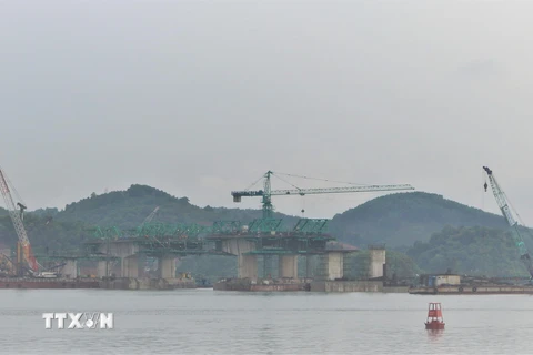 Cầu nối Vân Đồn-Tiên Yên thuộc dự án đường Cao tốc Vân Đồn- Móng Cái đang được tích cực triển khai thi công. (Ảnh: Thanh Vân/TTXVN)