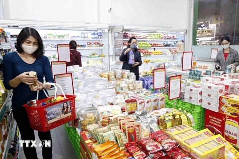 Người dân mua sắm tại siêu thị Hapro Khâm Thiên, Hà Nội. (Ảnh: Trần Việt/TTXVN)