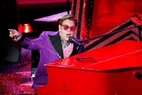 Nam danh ca Elton John trong một buổi biểu diễn. (Nguồn: Reuters)