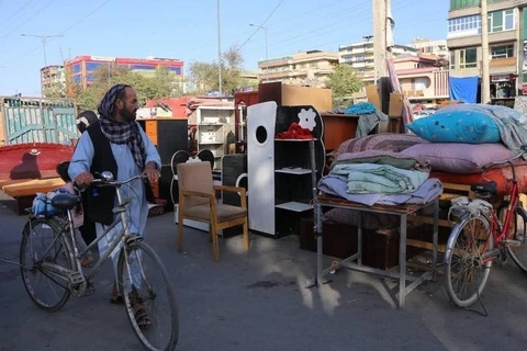 Nhiều người Afghanistan có thu nhập thấp phải bán đồ gia dụng để mua thực phẩm do khủng hoảng kinh tế gia tăng sau khi Taliban tiếp quản. (Nguồn: rte.ie)
