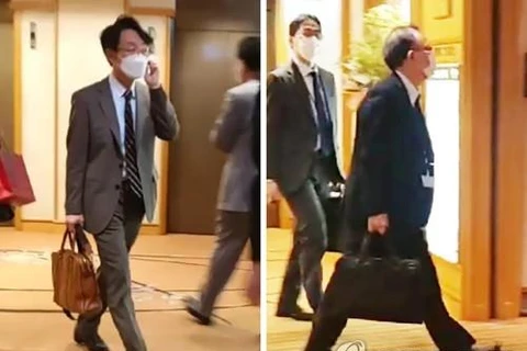 Vụ trưởng Vụ các vấn đề châu Á và Thái Bình Dương của Bộ Ngoại giao Hàn Quốc, ông Lee Sang-ryol (trái) và người đồng cấp Nhật Bản, Takehiro Funakoshi, đến phòng họp tại một khách sạn ở Tokyo ngày 1/4. (Nguồn: Yonhap)
