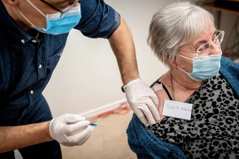 Tiêm vaccine ngừa COVID-19 cho người dân Đan Mạch. (Nguồn: Bloomberg)