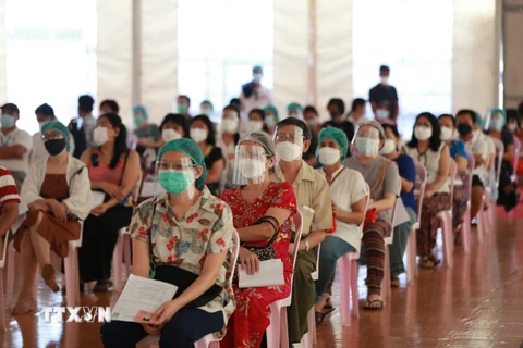 Người dân chờ tiêm vaccine ngừa COVID-19 tại Yangon, Myanmar ngày 1/9/2021. (Ảnh: THX/TTXVN)