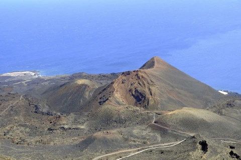 Núi lửa Teneguia ở phía nam đảo Palma, nơi đã ghi nhận hoạt động địa chấn. (Nguồn: Europa Press) 