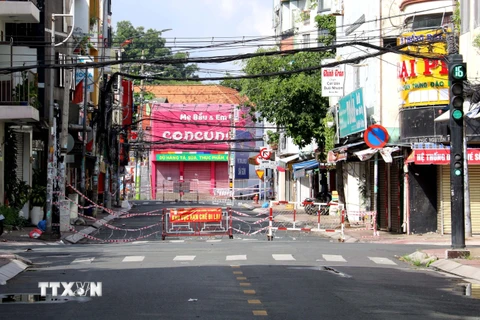 Lập chốt cứng trên đường Rạch Bùng Binh, quận 3, Thành phố Hồ Chí Minh. (Ảnh: Thanh Vũ/TTXVN)