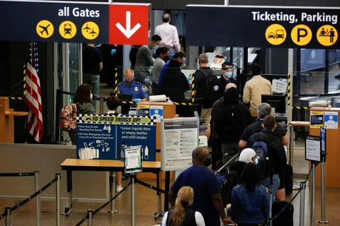 Du khách làm thủ tục tại Sân bay Quốc tế Seattle-Tacoma ở SeaTac, Washington, Mỹ ngày 12/4. (Nguồn: Reuters)