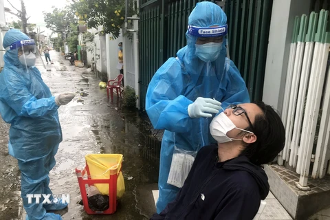 Xét nghiệm sàng lọc SARS-CoV-2 tại Kiên Giang. (Ảnh: Lê Sen/TTXVN)