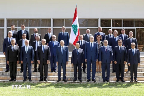 Chủ tịch Quốc hội Liban Nabih Berri (giữa, trái, hàng đầu), Tổng thống Michel Aoun (giữa, hàng đầu) và Thủ tướng được chỉ định Najib Mikati (giữa, phải, hàng đầu) chụp ảnh cùng các thành viên nội các mới tại Baabda, ngày 13/9/2021. (Ảnh: AFP/TTXVN)
