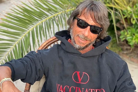 Giám đốc Sáng tạo Valentino Pierpaolo Piccioli mặc một chiếc áo hoodie phiên bản giới hạn ủng hộ chiến dịch tiêm chủng ngừa COVID-19 toàn cầu. (Nguồn: Reuters)