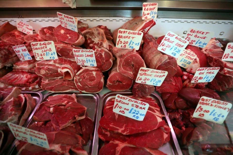 Thịt tươi được bày bán trong quầy bán thịt ở Great Yarmouth, Anh, ngày 21/3/2018. (Nguồn: Reuters)