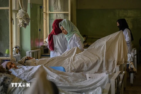 Điều trị cho các bệnh nhân tại bệnh viện Wazir Akbar Khan ở Kabul, Afghanistan, ngày 1/9/2021. (Ảnh: AFP/TTXVN)