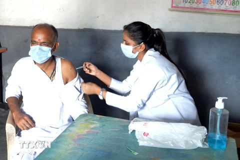 Nhân viên y tế tiêm vaccine ngừa COVID-19 cho người dân tại New Delhi, Ấn Độ. (Ảnh: THX/TTXVN)