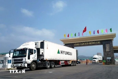 Xe vận chuyển hàng hóa xuất nhập khẩu ở Móng Cái. (Ảnh: TTXVN phát)