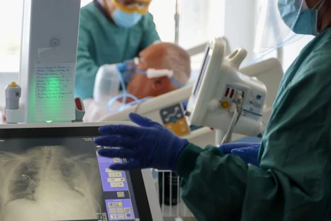 Nhân viên bệnh viện chụp X-quang phổi của một bệnh nhân mắc COVID-19 tại Bệnh viện del Mar, Barcelona, Tây Ban Nha ngày 15/7. (Nguồn: Reuters)