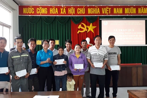 Phó Chủ tịch Liên đoàn Lao động huyện Hàm Thuận Nam, Trang Thị Thu Nhi trao quà cho đoàn viên. (Nguồn: congdoanbinhthuan.org.vn)