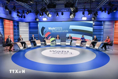 Các ứng viên Thủ tướng Đức cùng ứng viên hàng đầu của các đảng trong cuộc tranh luận qua truyền hình cuối cùng trước bầu cử tại Berlin, tối 23/9/2021. (Ảnh: AFP/TTXVN)
