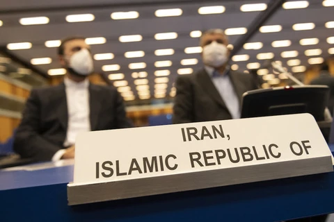 Giám đốc Tổ chức Năng lượng Nguyên tử Iran Mohammad Eslami (phải) và Đại sứ Iran tại IAEA Kazem Gharib Abadi tham dự cuộc họp thường niên của IAEA tại Vienna, Áo ngày 20/9. (Nguồn: AFP)