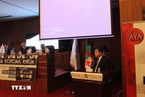 Tham tán Thương mại Hoàng Đức Nhuận phát biểu tại Hội thảo quốc tế với chủ đề "Kinh tế Algeria tầm nhìn 2030" diễn ra trong 2 ngày 25 và 26/9 tại tại tỉnh Skikda. (Ảnh: Tấn Đạt/TTXVN)