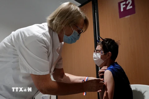 Nhân viên y tế tiêm vaccine ngừa COVID-19 cho người dân tại Paris, Pháp ngày 23/6/2021. (Ảnh: AFP/TTXVN)